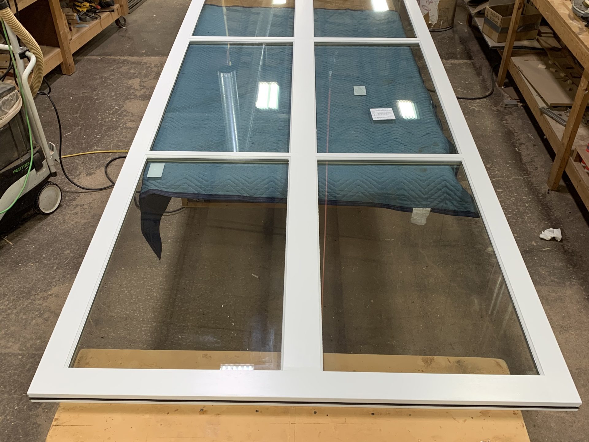 Fixed window with batwing muntins