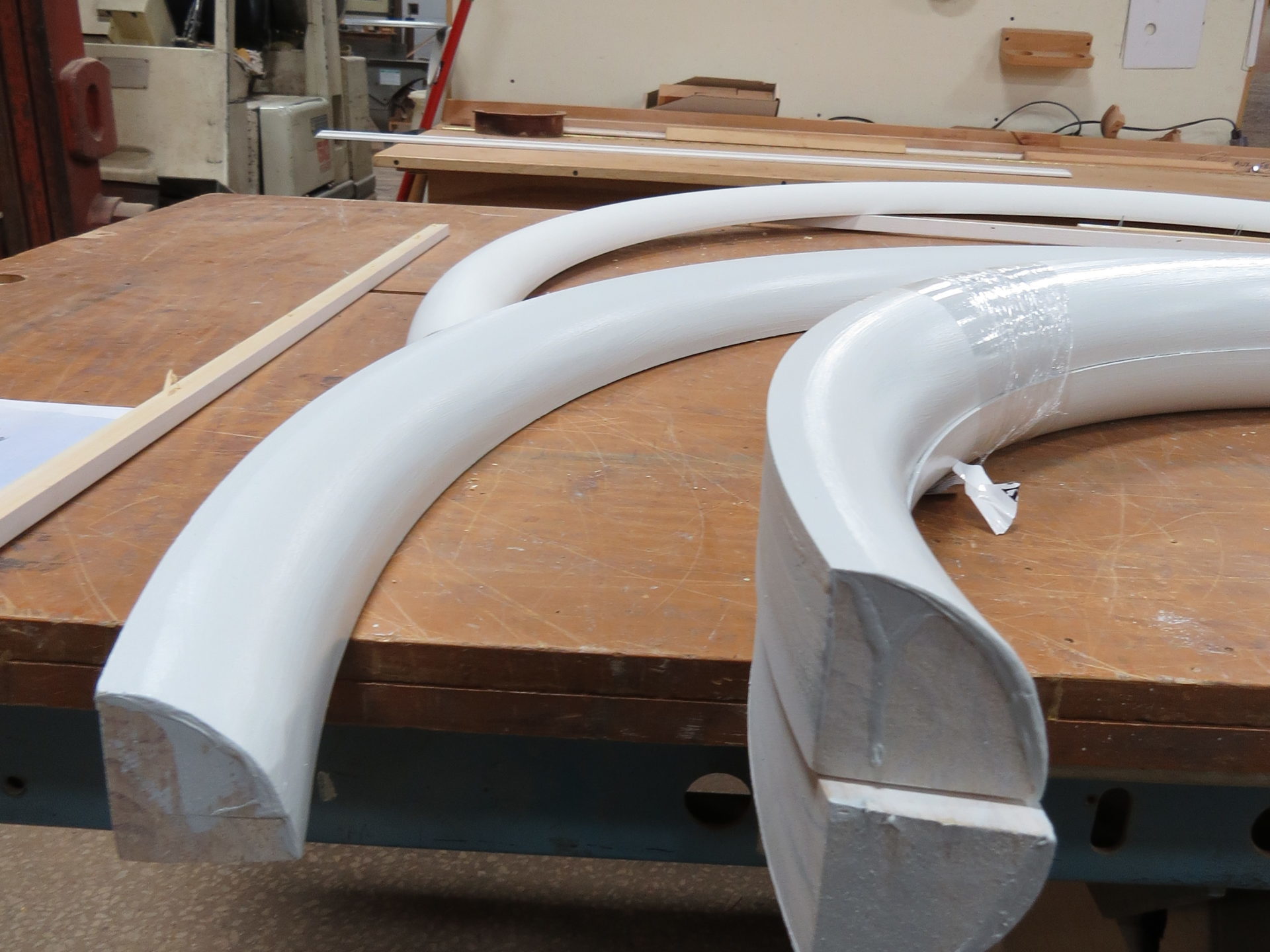 Arched quarter round moulding for fixed window